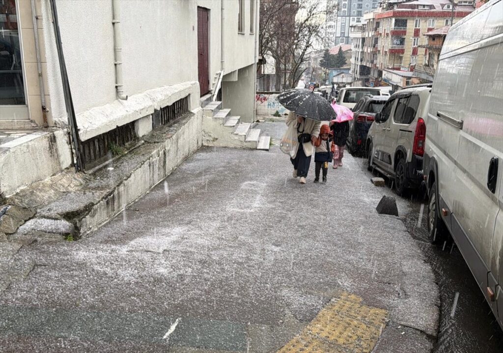 AA-20260410-41069866-41069864-ISTANBULUN_BAZI_BOLGELERINDE_SAGANAK_VE_DOLU_ETKILI_OLDU