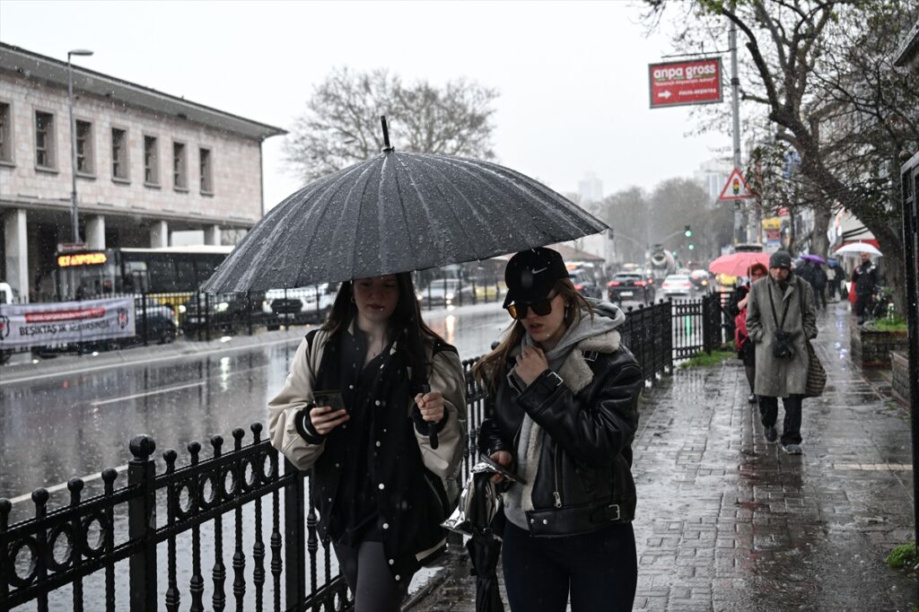 AA-20260410-41070864-41070851-ISTANBULUN_BAZI_BOLGELERINDE_SAGANAK_VE_DOLU_ETKILI_OLDU