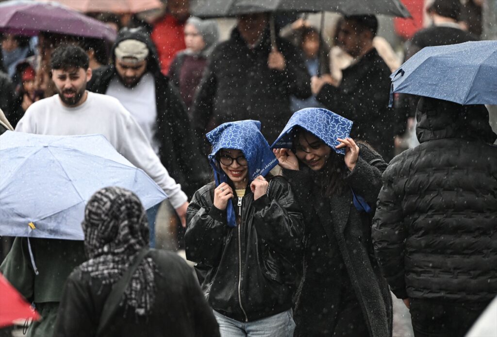 AA-20260410-41070864-41070852-ISTANBULUN_BAZI_BOLGELERINDE_SAGANAK_VE_DOLU_ETKILI_OLDU