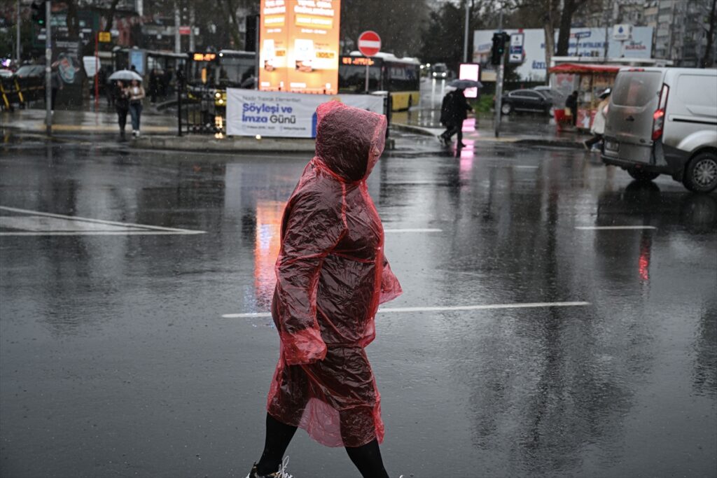 AA-20260410-41070864-41070855-ISTANBULUN_BAZI_BOLGELERINDE_SAGANAK_VE_DOLU_ETKILI_OLDU