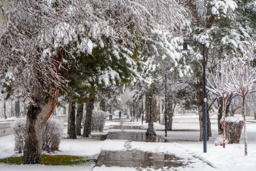 Erzurum’da Nisan karı, kartpostallık manzaralarla büyüleyici bir görsel şölen sunuyor.