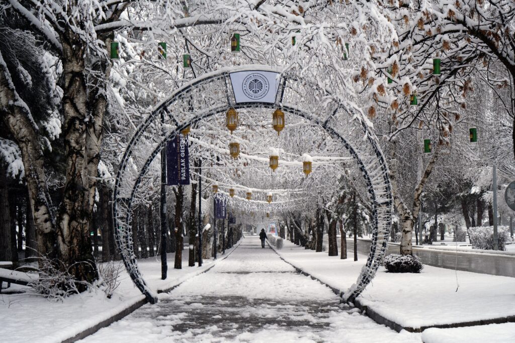 Erzurum’da Nisan karı, kartpostallık manzaralarla büyüleyici bir görsel şölen sunuyor.