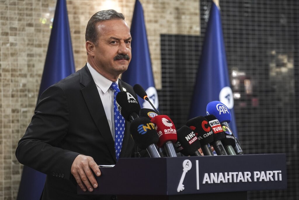 Anahtar Parti’ye katılım – Eski İYİ Partili Tolga Akalın, Anahtar Partiye geçti.