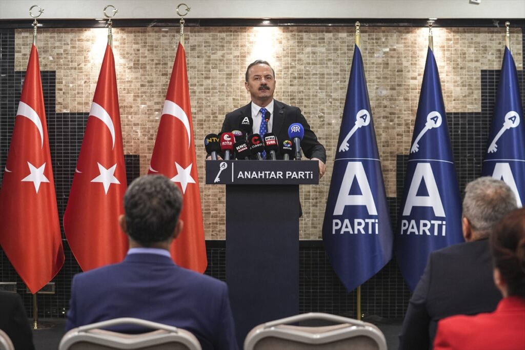 Anahtar Parti’ye katılım – Eski İYİ Partili Tolga Akalın, Anahtar Partiye geçti.