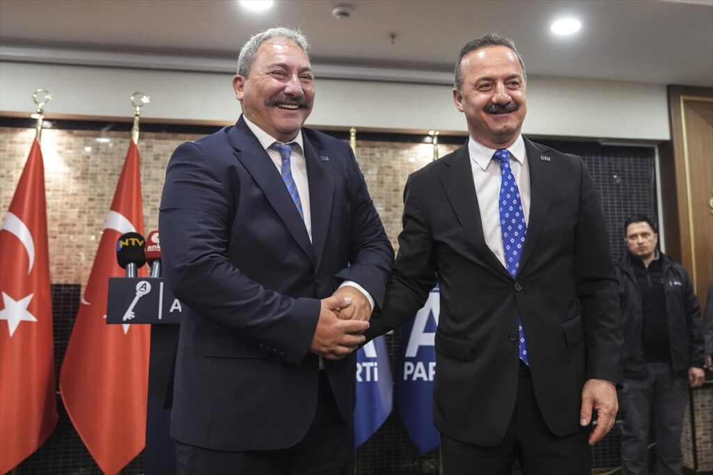 Anahtar Parti’ye katılım – Eski İYİ Partili Tolga Akalın, Anahtar Partiye geçti.