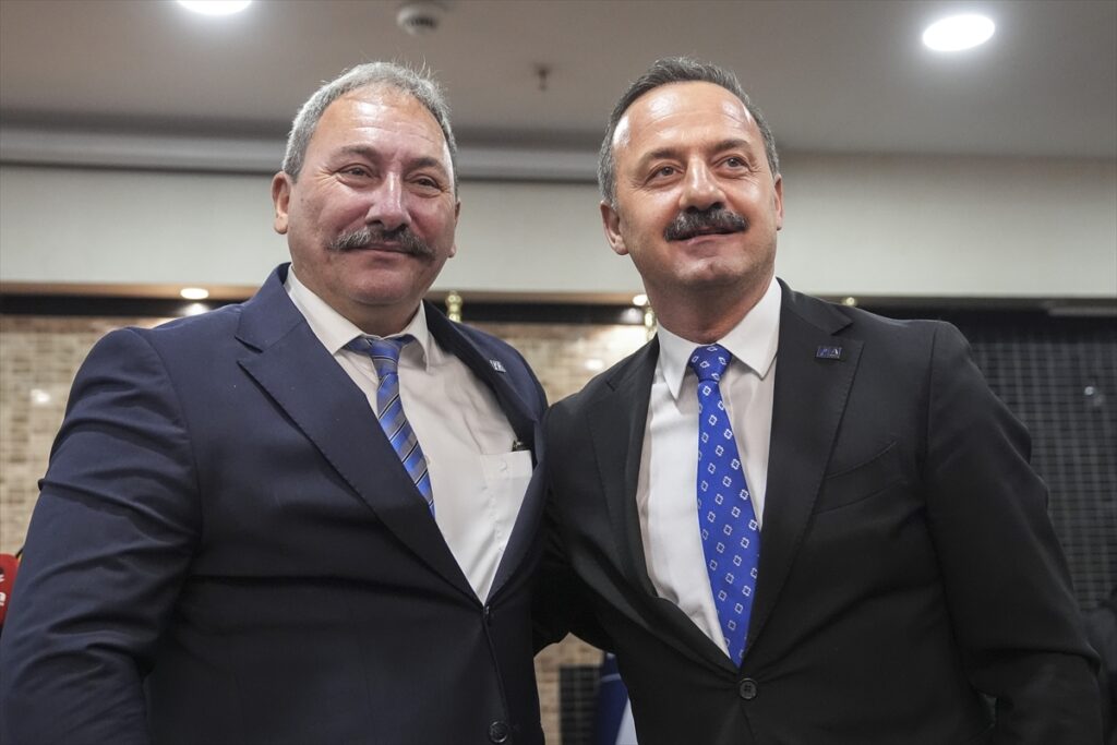 Anahtar Parti’ye katılım – Eski İYİ Partili Tolga Akalın, Anahtar Partiye geçti.