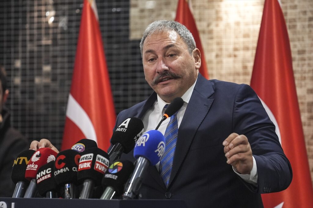 Anahtar Parti’ye katılım – Eski İYİ Partili Tolga Akalın, Anahtar Partiye geçti.