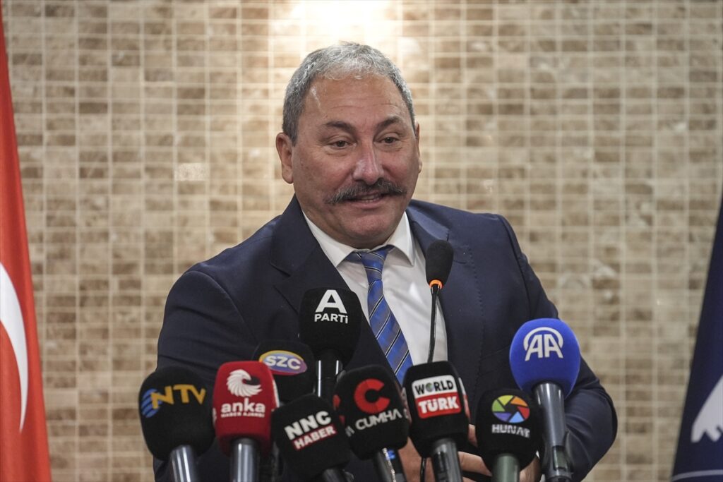 Anahtar Parti’ye katılım – Eski İYİ Partili Tolga Akalın, Anahtar Partiye geçti.