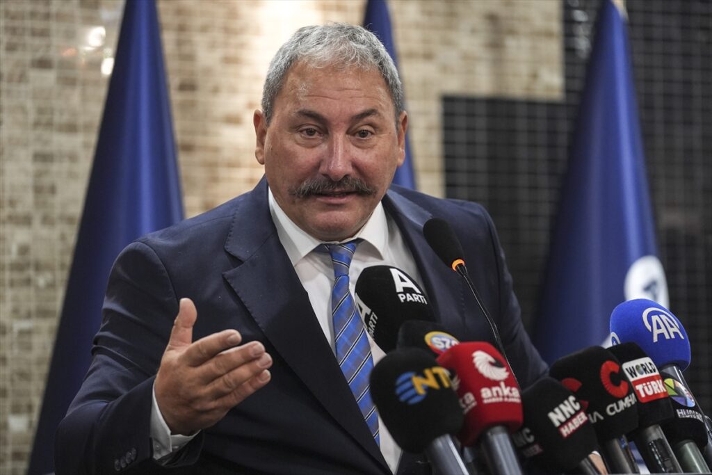 Anahtar Parti’ye katılım – Eski İYİ Partili Tolga Akalın, Anahtar Partiye geçti.