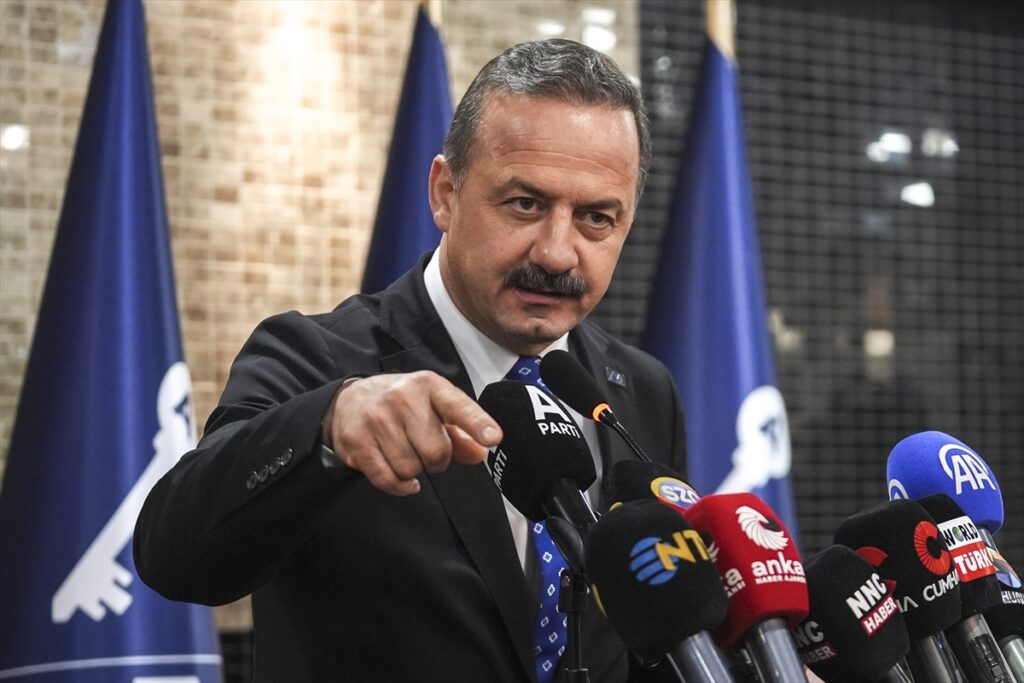 Anahtar Parti’ye katılım – Eski İYİ Partili Tolga Akalın, Anahtar Partiye geçti.