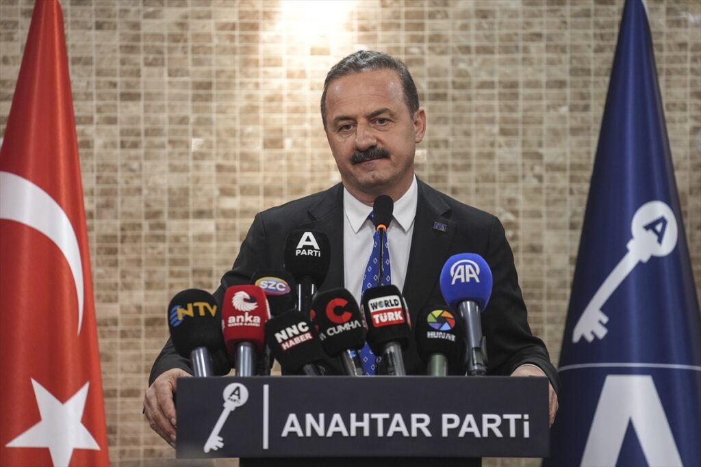 Anahtar Parti’ye katılım – Eski İYİ Partili Tolga Akalın, Anahtar Partiye geçti.