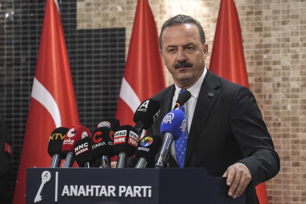 Anahtar Parti’ye katılım – Eski İYİ Partili Tolga Akalın, Anahtar Partiye geçti.