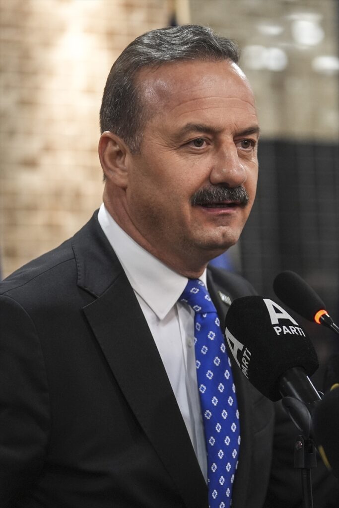 Anahtar Parti’ye katılım – Eski İYİ Partili Tolga Akalın, Anahtar Partiye geçti.