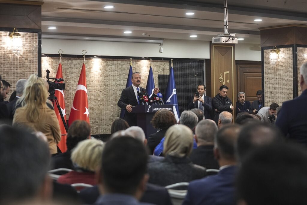 Anahtar Parti’ye katılım – Eski İYİ Partili Tolga Akalın, Anahtar Partiye geçti.