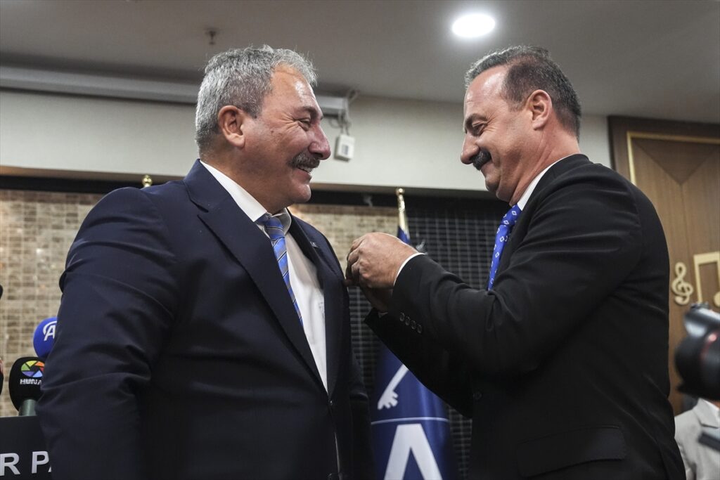 Anahtar Parti’ye katılım – Eski İYİ Partili Tolga Akalın, Anahtar Partiye geçti.