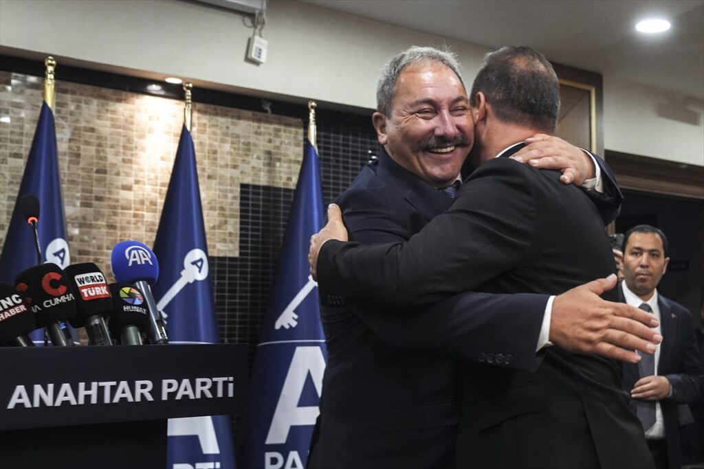 Anahtar Parti’ye katılım – Eski İYİ Partili Tolga Akalın, Anahtar Partiye geçti.