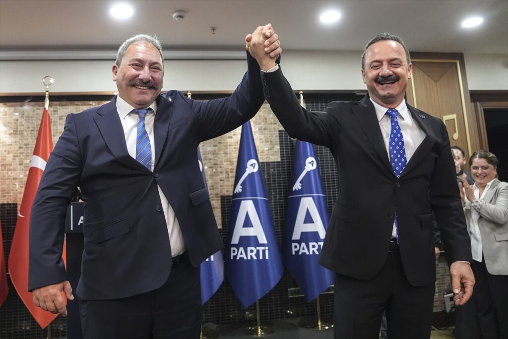 Anahtar Parti’ye katılım – Eski İYİ Partili Tolga Akalın, Anahtar Partiye geçti.