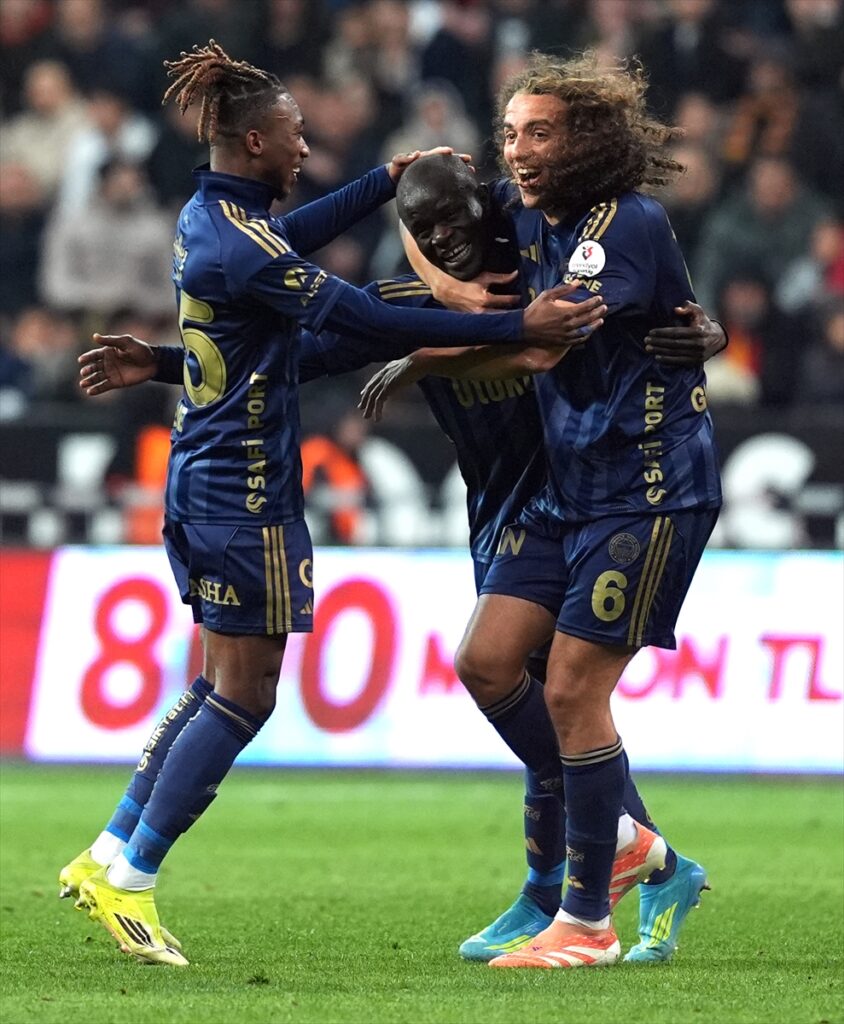 İlk Yarı Sonucu: Zecorner Kayserispor 0-1 Fenerbahçe