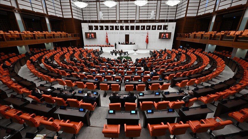 Sosyal medyaya ve doğum iznine yönelik düzenlemeleri de içeren kanun teklifi TBMM Genel Kurulunda kabul edildi