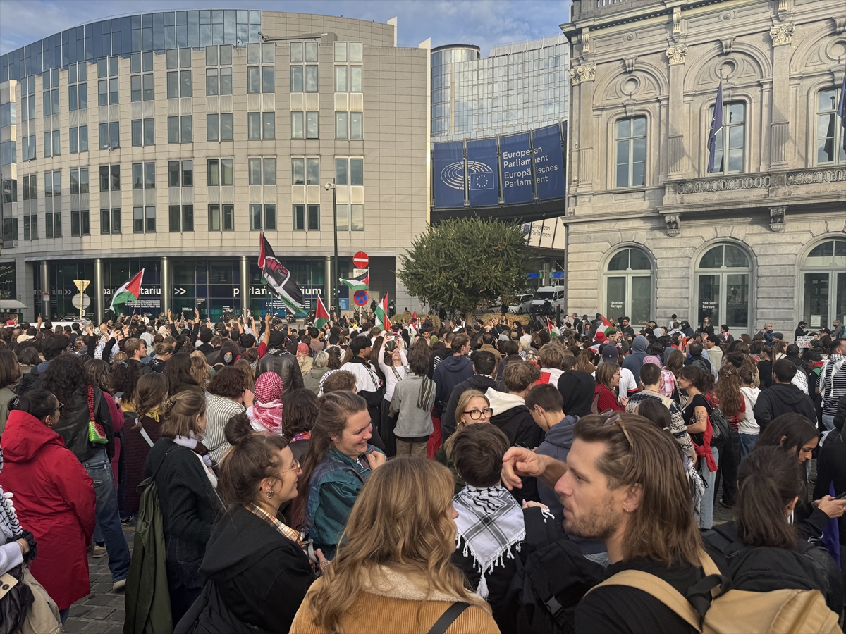 Brüksel’deki Sumud kongresi katılımcıları, Avrupa Parlamentosu önünde protesto eylemi düzenledi