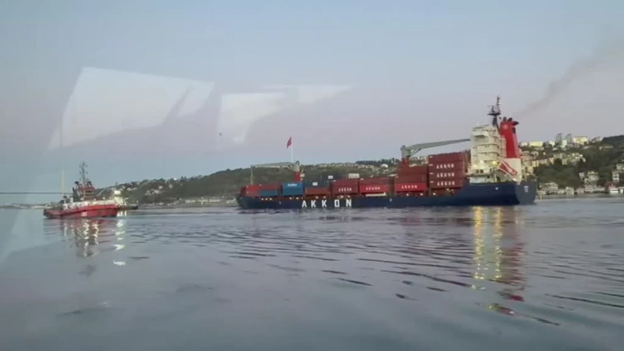 Sarıyer’de karaya oturan konteyner gemisi kurtarıldı
