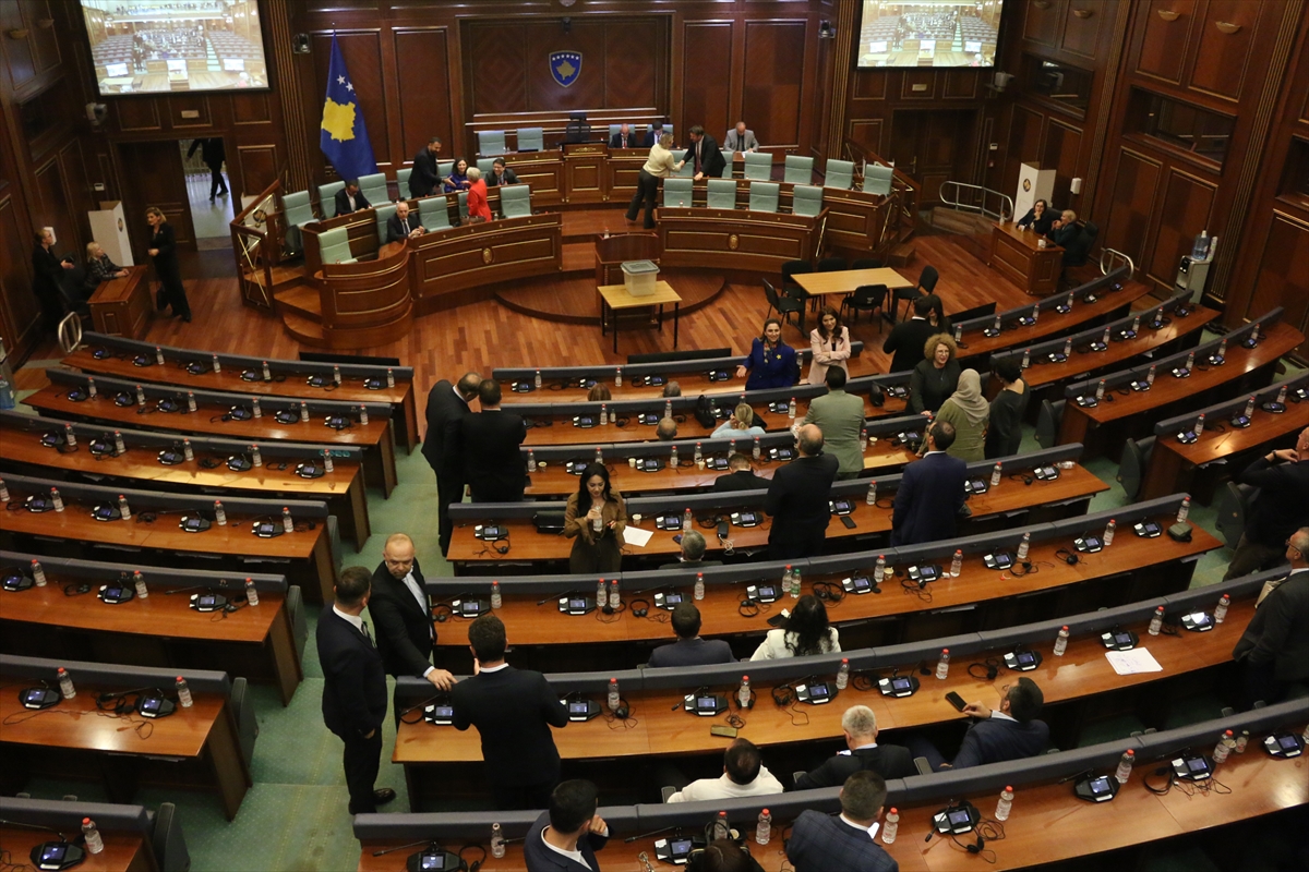 Kosova’da Meclis yeni cumhurbaşkanını seçemediği için yeniden erken genel seçime gidiliyor