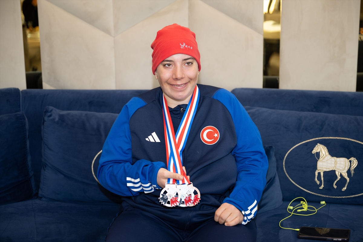 Otizmli ikiz milli kayakçılar babalarının desteğiyle başarıdan başarıya koşuyor