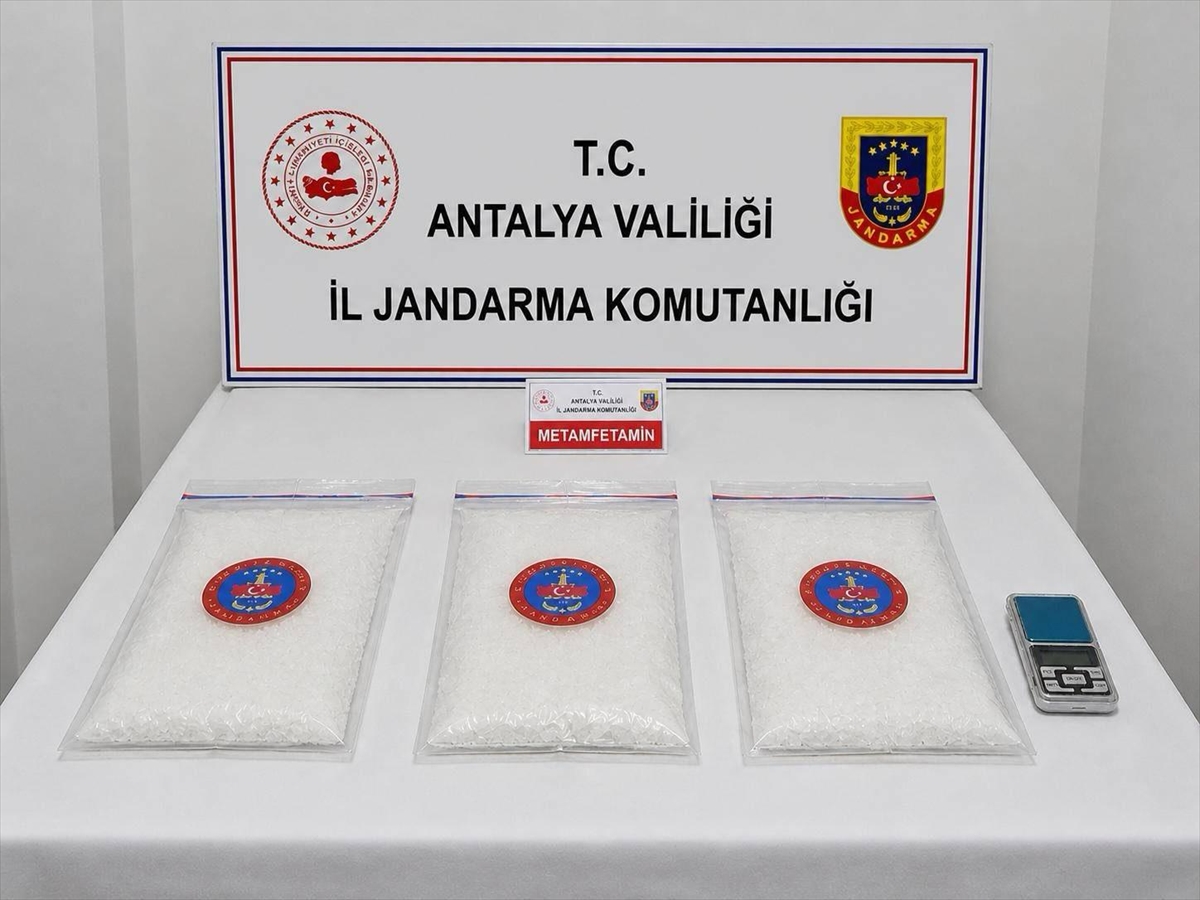 Antalya’da uyuşturucu operasyonunda yakalanan 2 zanlı tutuklandı