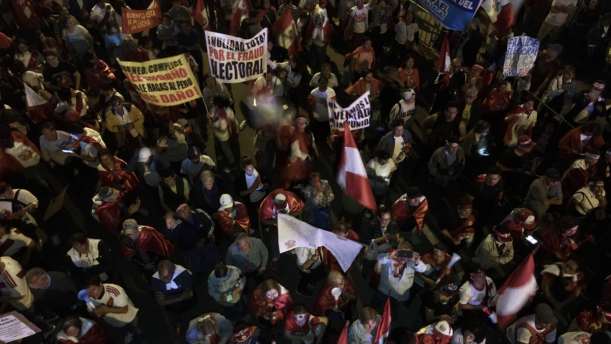 Peru’da seçim sonuçlarının ardından Rafael Lopez Aliaga destekçilerinden protesto yürüyüşü