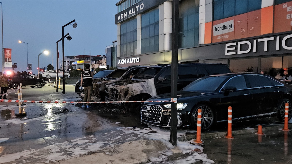 Bakırköy’de çıkan yangında lüks otomobiller yandı
