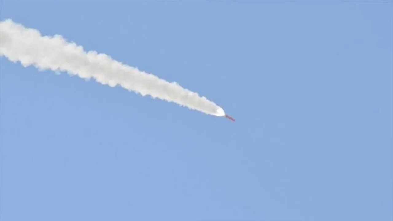 Yemen’deki Husiler, İran’a yönelik saldırıların ardından İsrail’e balistik füze attı