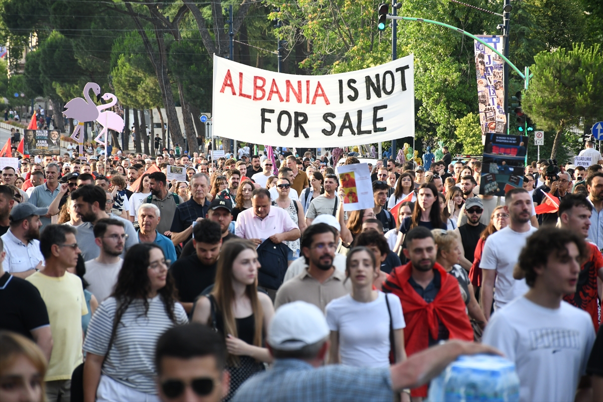 Arnavutluk’ta Zvernec’teki turizm projesine karşı gösteriler 12. gününde sürüyor
