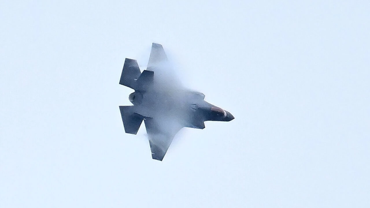 F-35 uçağının Beyaz Saray’a yakın bölgede bir süre havada beklediği anlar merak uyandırdı