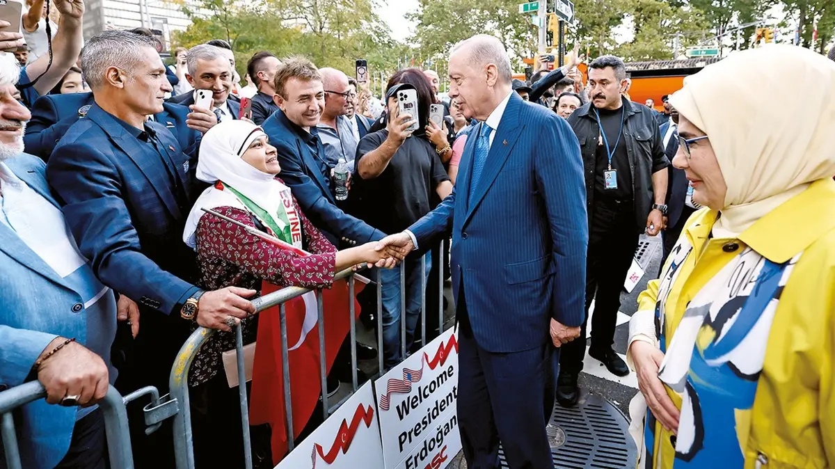 Cumhurbaşkanı Erdoğan New York’ta Türkevi’ne gelişinde kendisini karşılayanlarla sohbet etti