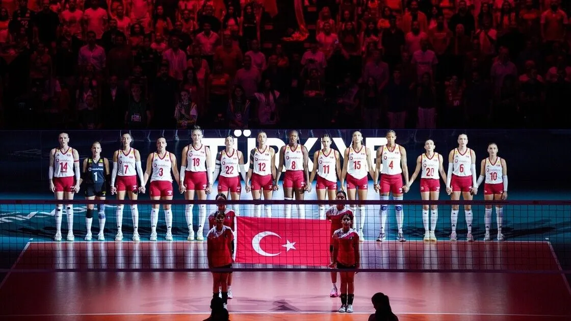 KKTC Başbakanı Üstel Avrupa Şampiyonu olan A Milli Kadın Voleybol Takımı’nı kutladı