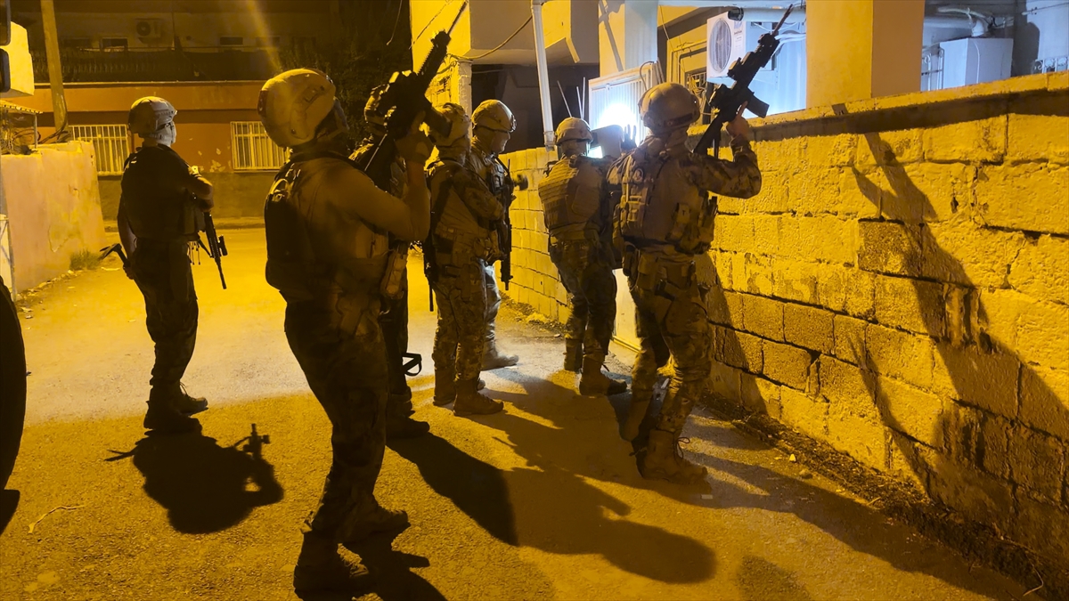 Adıyaman’da DEAŞ’a yönelik operasyonda gözaltına alınan 4 şüpheliden 3’ü tutuklandı.