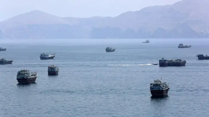 İngiltere Deniz Ticaret Operasyonları: Umman’da bir tanker kaynağı bilinmeyen mühimmatla vuruldu